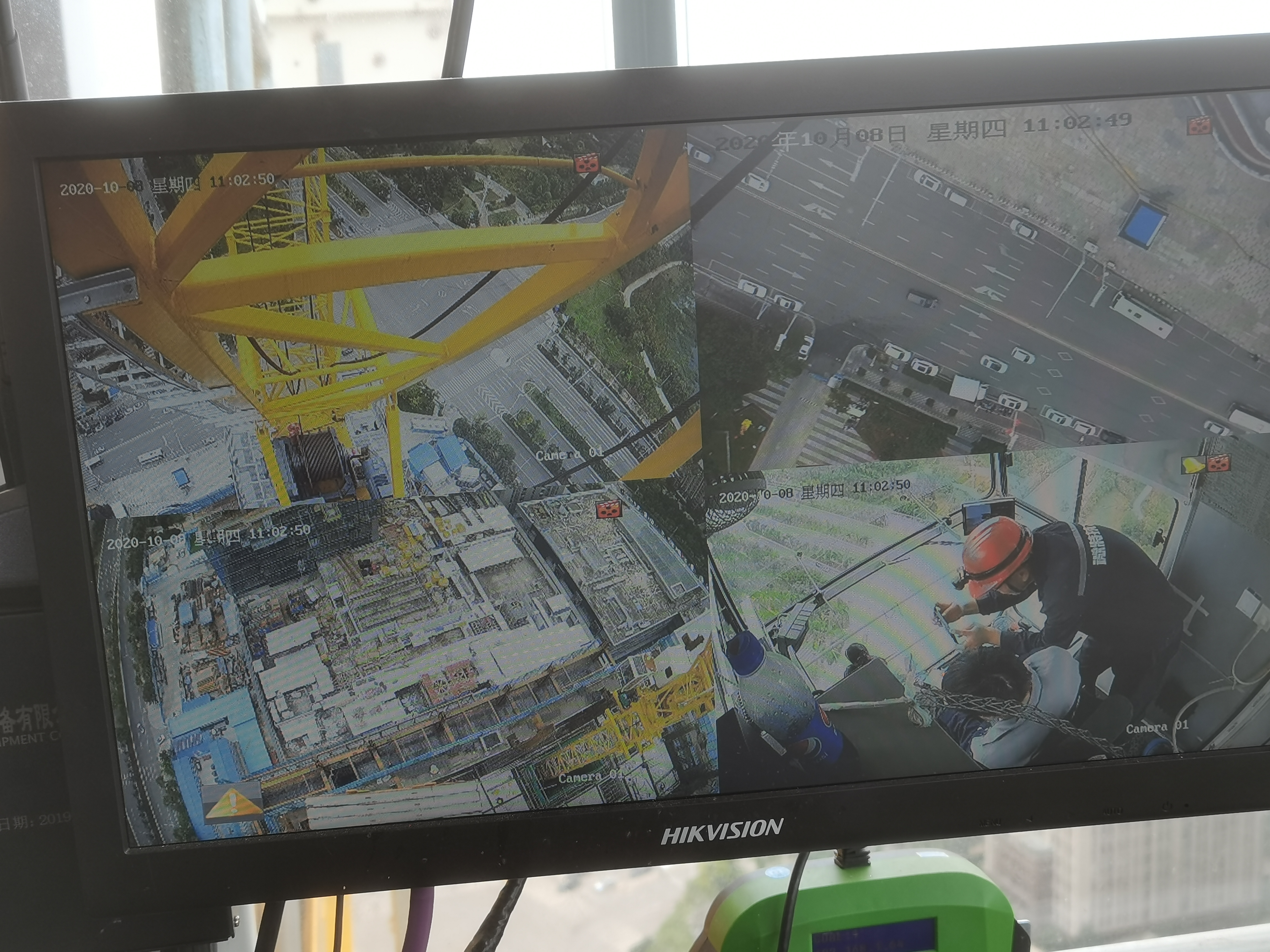 透过驾驶室的视频监控看到微特的工程师正在作业